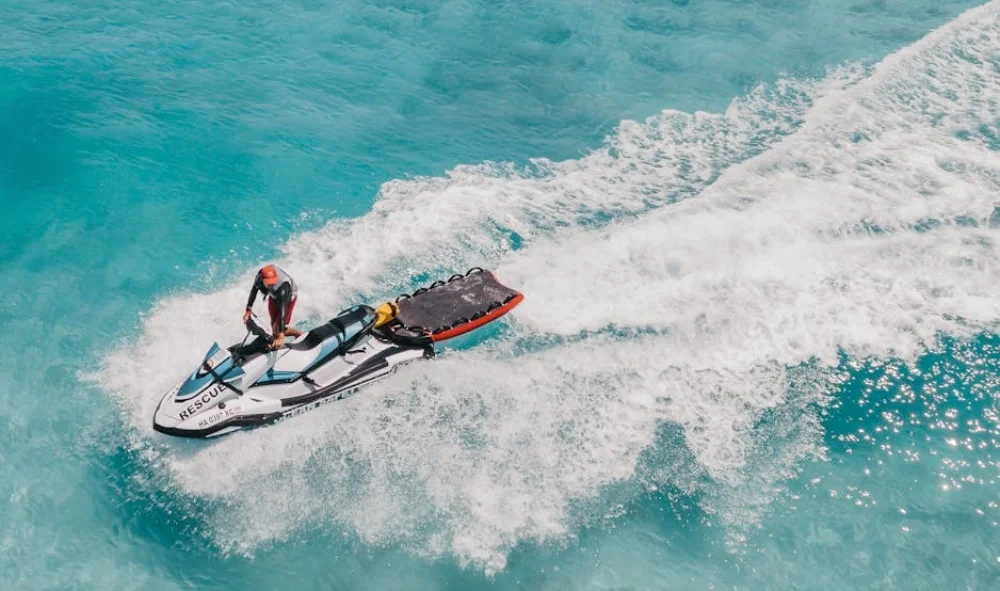 What Should I Do Immediately After A Boat Accident? 2 Help Others