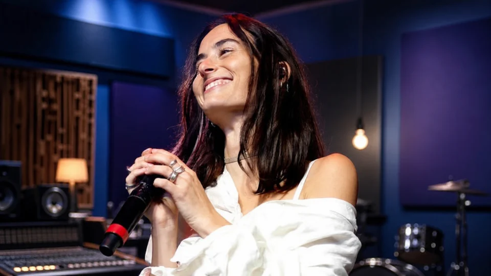 Stella Lefty Net Worth 2026: Music Earnings and Family Wealth 2 Stella Lefty holding a microphone in a recording studio